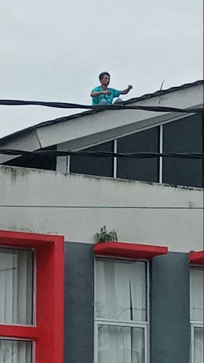 Di Ketinggian gedung mereka bekerja