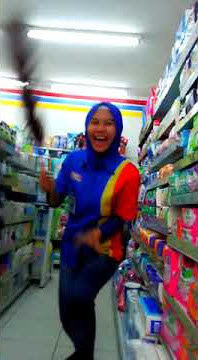 Viral...!!! Lihat Aksi Kasir Indomaret Saat bersih-bersih Toko bikin Heboh ( Jaran Goyang )