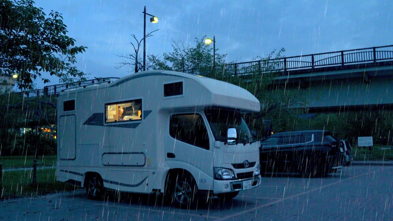 [Субтитры] Автомобильный кемпинг под дождем у одного из трех самых красивых мостов в Японии