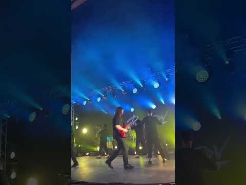 кінець концерту Артема Півоварова - YouTube