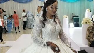 Husna chitoto Amnyanyua Bi harusi Farhat kwa wimbo Wawili wakipendana