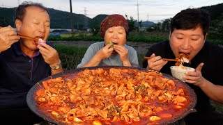 Stir-fried thin pork belly on a cauldron lid - Mukbang eating show