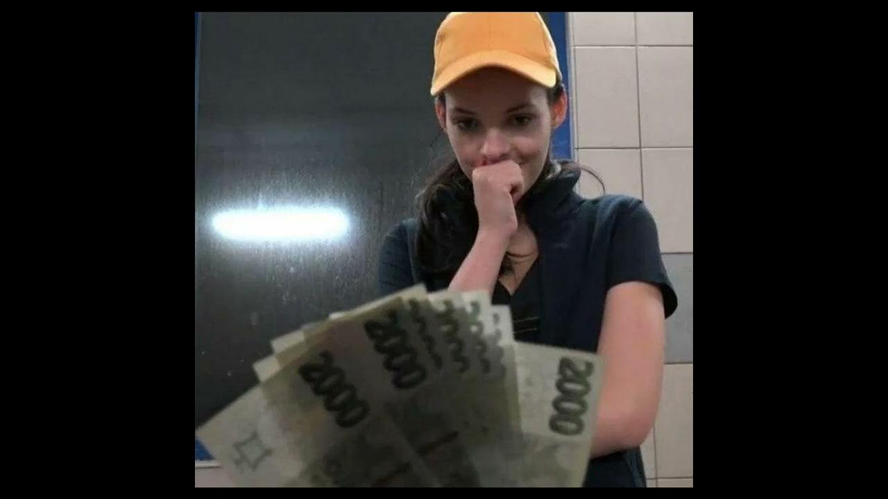 Девочка дает за деньги. Чешские девушки деньги. Девушке предлагают деньги. Парень с чешскими деньгами. Парень раздаёт деньги девушкам.