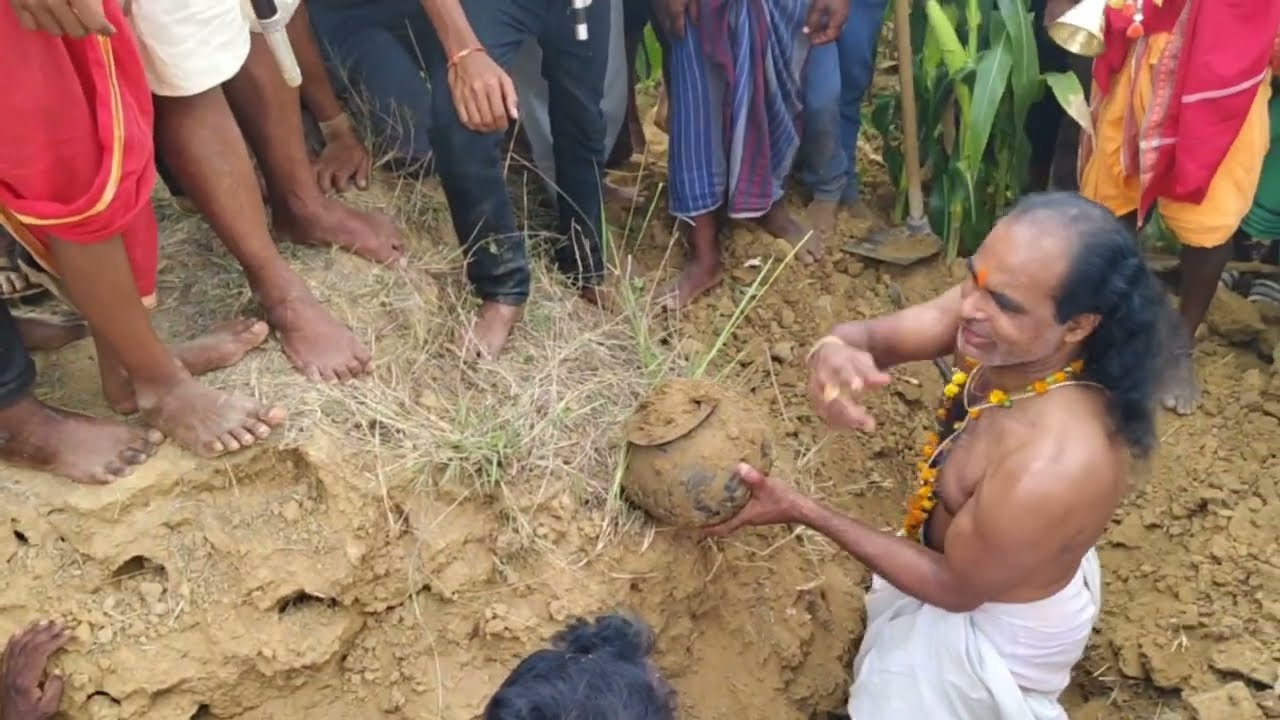 श्री महाराज जी ग्राम सिमोड़ा में नीचे जमीन से अंकुवारीन देवी के समान को निकाला गया 8819927403।