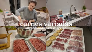 Carnes para o mês, limpando, cortando e embalando para congelar