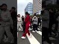 광화문 횡단보도를 문워크로 건너봅니다 중간에 만난 학생들의 환호가 찐이네요 광화문 횡단보도를 문워크로 건너봅니다 중간에 만난 학생들의 환호가 찐이네요