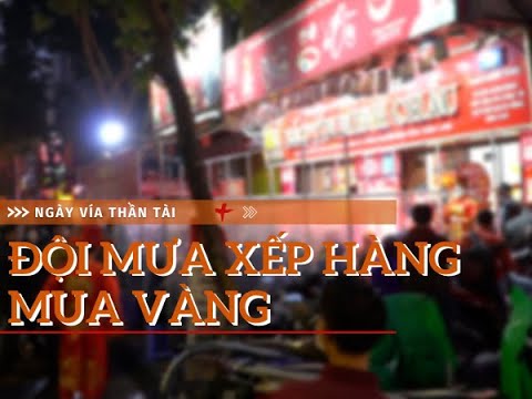Video Người dân đội mưa từ sớm đi mua vàng trong ngày vía... - youtube
