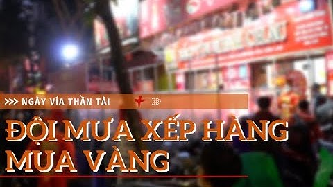 Người dân đội mưa từ sớm đi mua vàng trong ngày vía Thần Tài