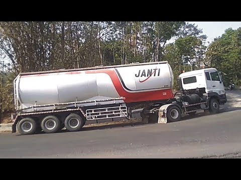 truck-trailer-tangki-truk-tronton-quester-ud-trucks-fuso-fighter-hino-500-isuzu-giga-tikungan-timez