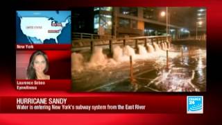 Hurricane Sandy : water is entering New York's subway system from the East River