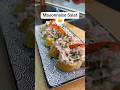 Mayonnaise-Salat auf knusprigem Baguette