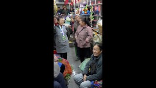 U.S. influencer moved by China's early-morning "farmer bus"