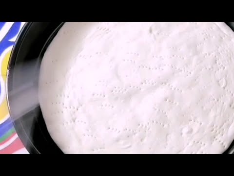 طريقة فرد عجينة البيتزا باليد