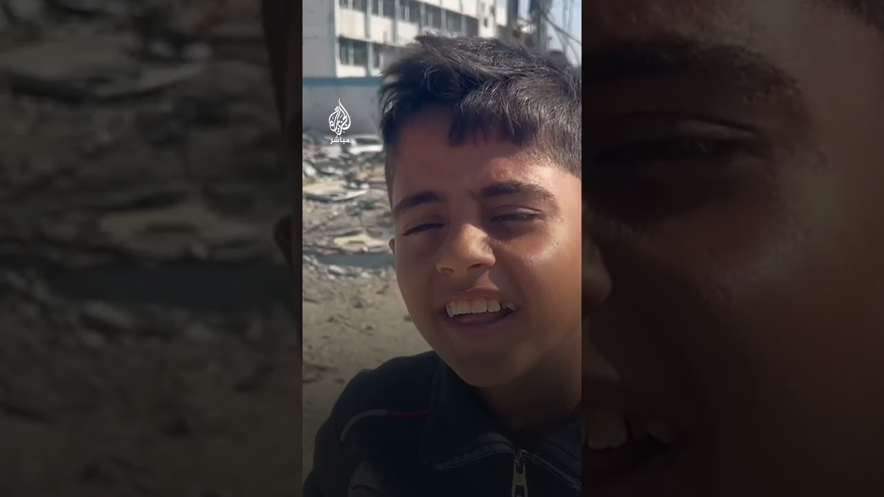 طفل فلسطيني ينزح على عكازين فرارًا من القصف الإسرائيلي على خان يونس