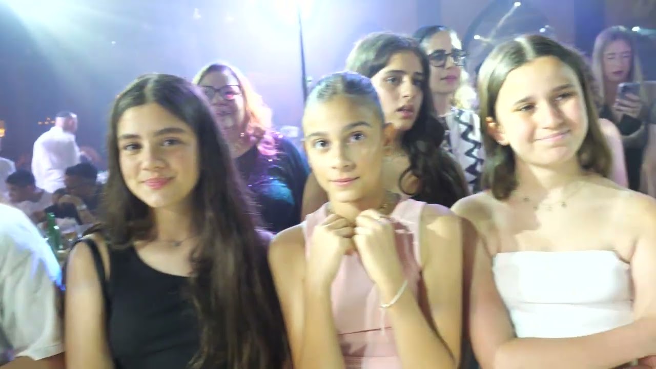 בת מצווה לנויה בהופעה מרגשת ועוצרת נשימה בשיר 