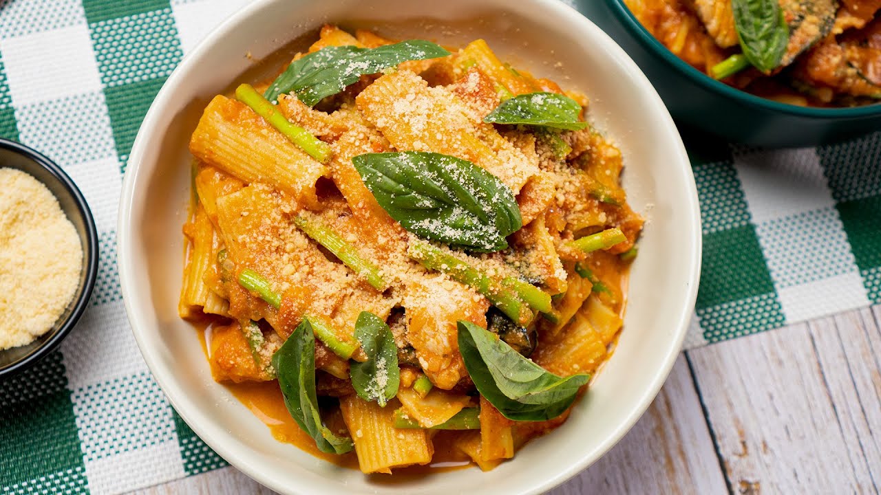 Homemade Italian Pasta RIGATONI A LA VODKA WITH CHICKEN AND ASPARAGUS