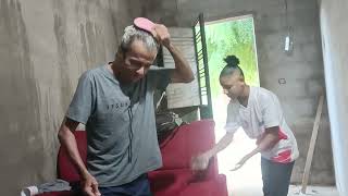 Sofia Se Arrumando Para Ir À Escola