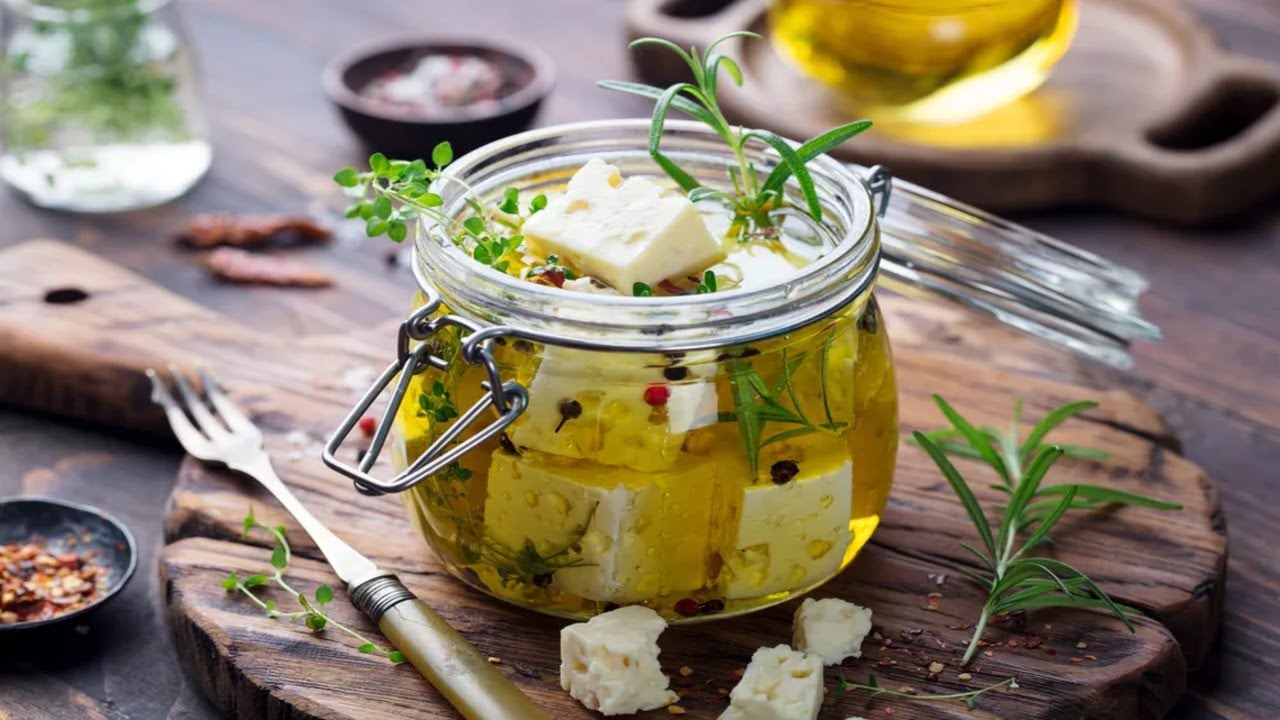 Recette : Feta marinée aux herbes en bocal - YouTube