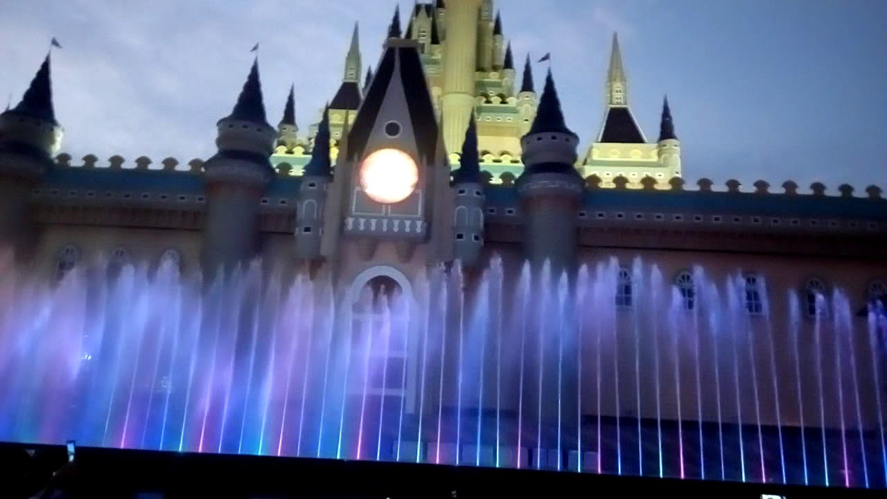 Air mancur menari di Atlantis land Surabaya