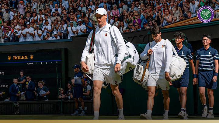 Incedible Atmosphere! | Jannik Sinner and Carlos Alcaraz walk out ahead of the Wimbledon final 2025