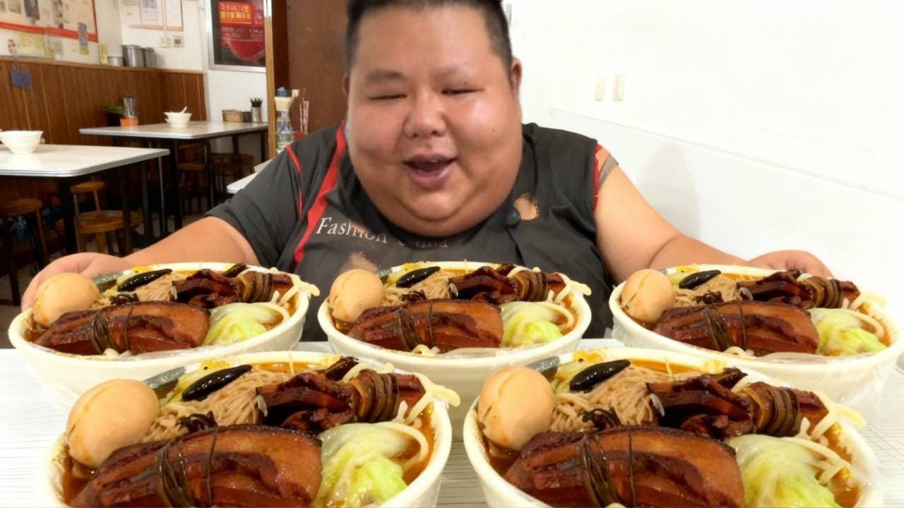 400斤的良子饿急眼了，胃袋直接控制大脑，两大碗安徽板面下肚没尝出味来！ #良子大胃袋 #美食 #吃播#良子大胃袋 #大胃王 #吃播