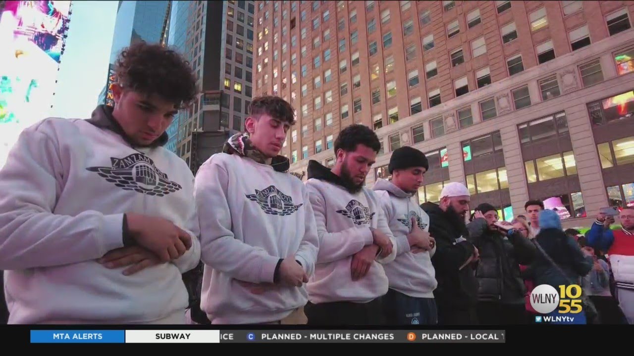 Hundreds gather in Times Square to mark beginning of Ramadan