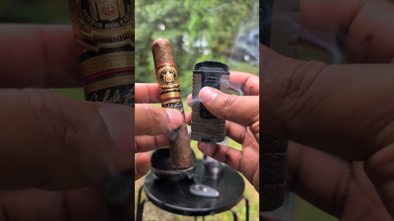 💨🔥Starting the weekend with an ASMR cutting and lighting of a Fuentes cigar🫰 