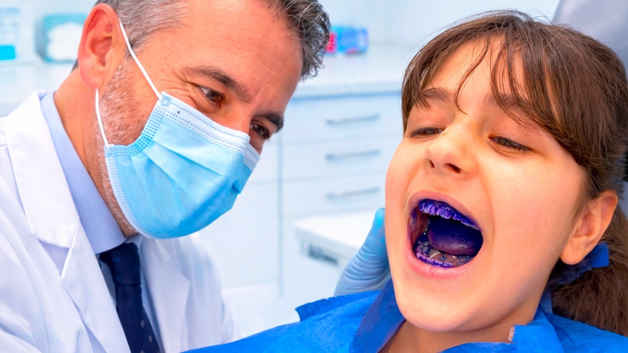 DELIA DAL DENTISTA PER LA PULIZIA DEI DENTI… FA MALISSIMO! 😱