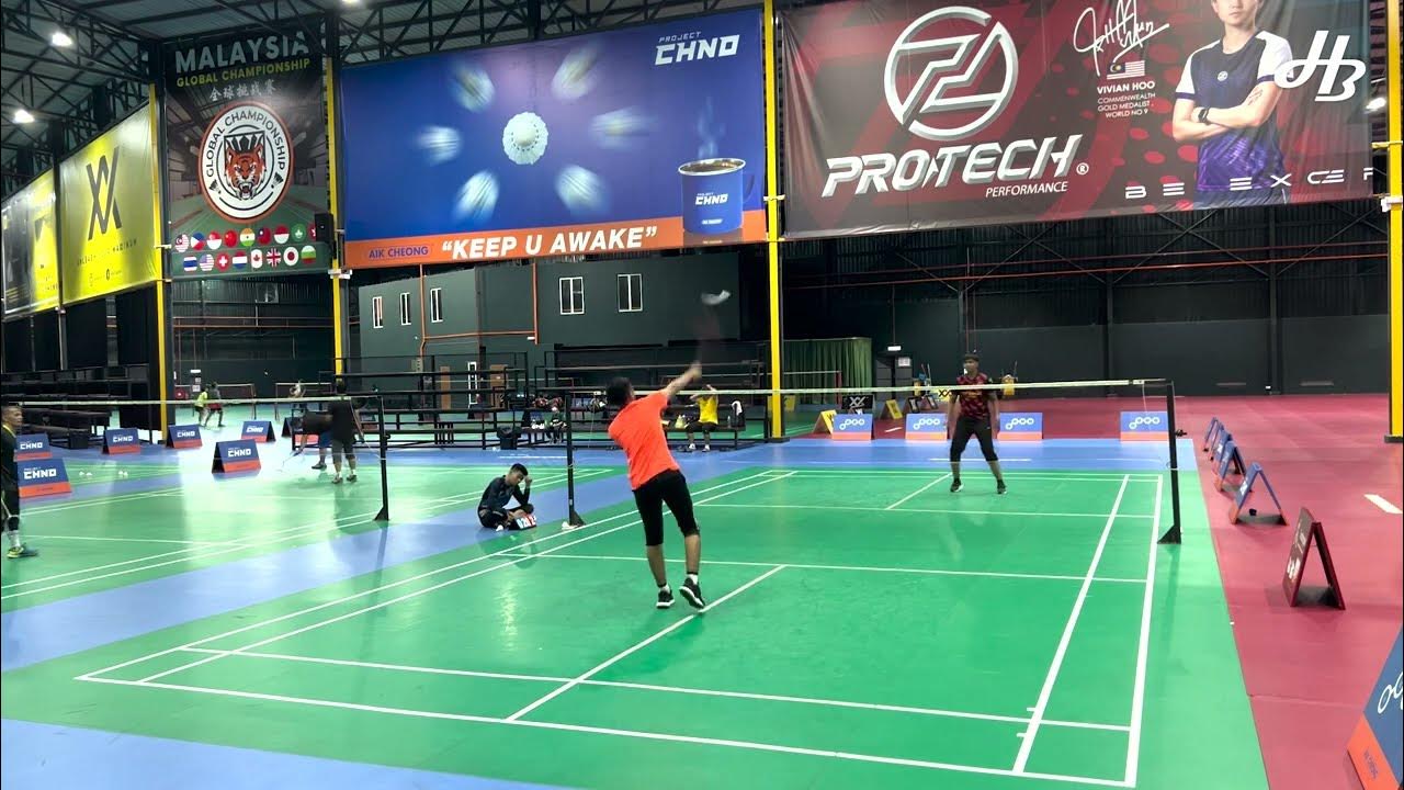 Perlawanan single badminton Pitri bertemu Apiz di Smazh Sport