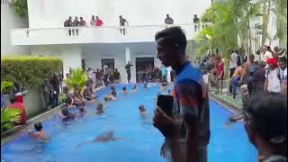 Шриланкийские протестующие купаются в захваченном бассейне президента Готабая Раджапакса
