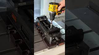 Installing Reversible Jaws on Emuge EvoGrip
