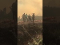 شاهد.. الملك عبدالله بن الحسين يشارك في إطفاء حريق بضواحي العاصمة عمّان