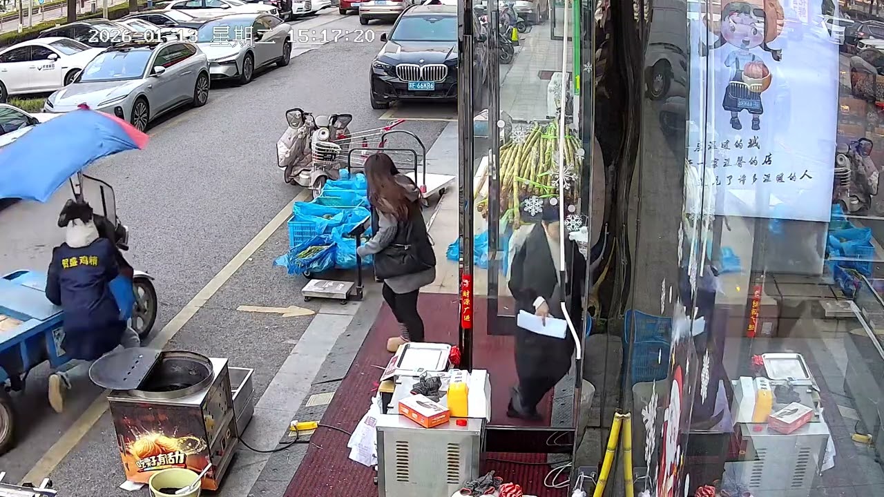 Runaway tricycle causes chain collision near a shop in Jiangsu, China