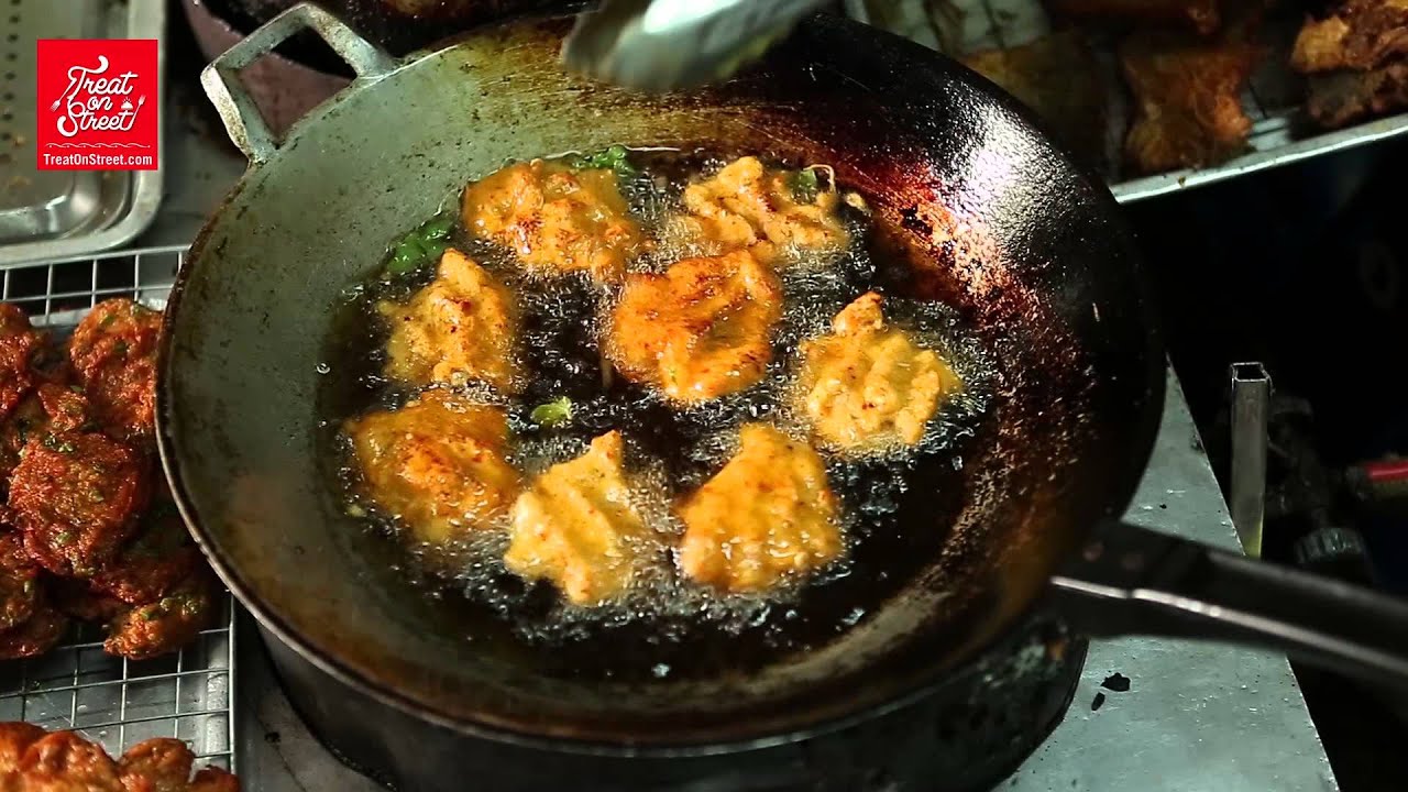 Bangkok Street Food | Thai Masala Omelet With Fish Cake - Wang Lang  Street | Thai Street Food