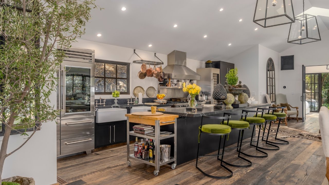 Ginger Martin Presents | St. Helena Vineyard View