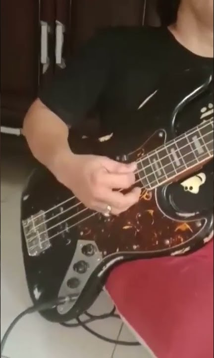 Bang Madih Bass Soneta ..lgi ngetes Gitar Bass Tua..Sekalian ngelemesin Jari....Mantap Gurih