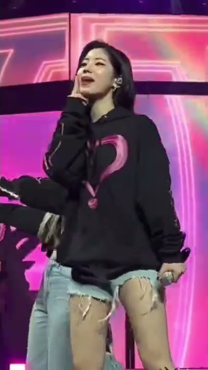 Dahyun shaking her legs #TWICE #dahyun #dubu