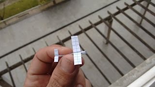 El avión de papel más pequeño del mundo en vuelo