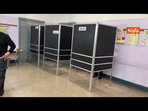 Video Conte al seggio dimentica la scheda elettorale e torna a prenderla, poi vota al Referendum