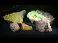 蛍光する北海道石（国立科学博物館・日本館）