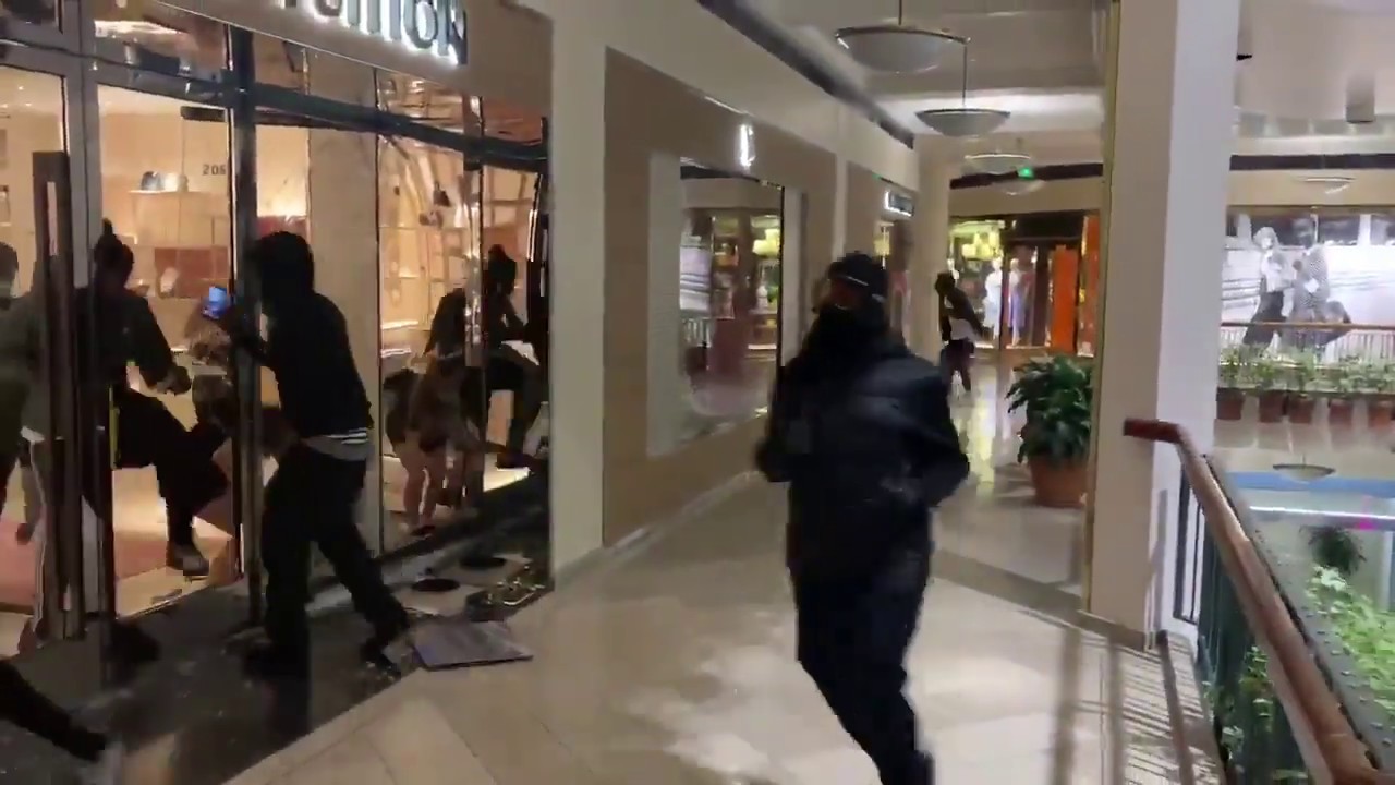 Louis Vuitton store being looted!! - YouTube