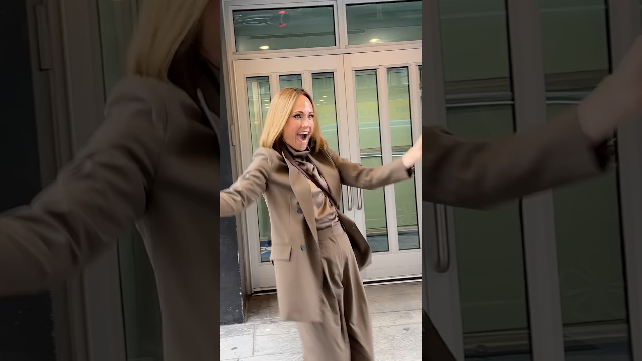 Никки ДеЛоач демонстрирует свои танцевальные движения на улицах Нью-Йорка! #nikkideloach #знак_зн...