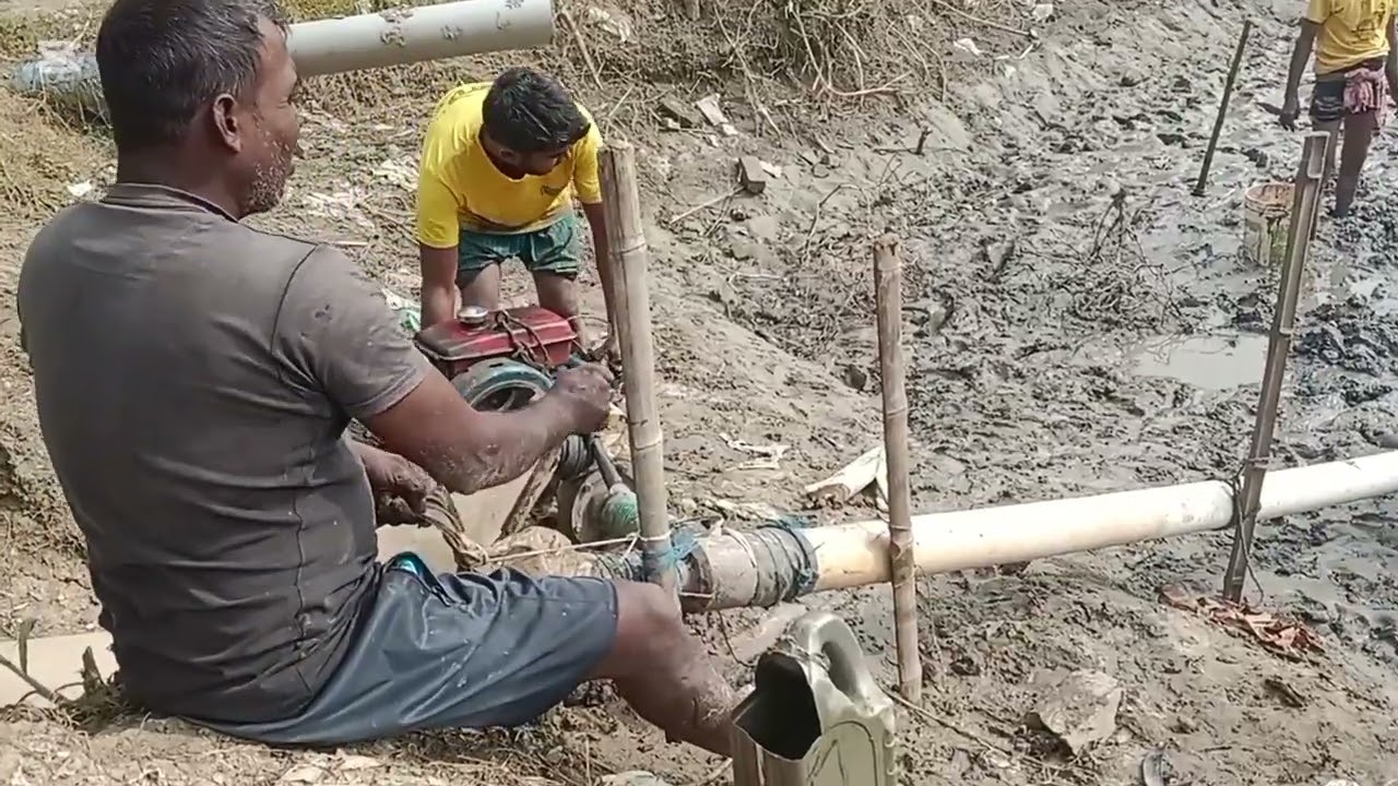 ধানের চারা দেওয়ার জন্য জায়গা করা হচ্ছে