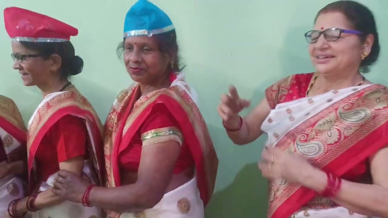 अपनी सखियों के साथ पहाड़ी गाने में किया डांस।