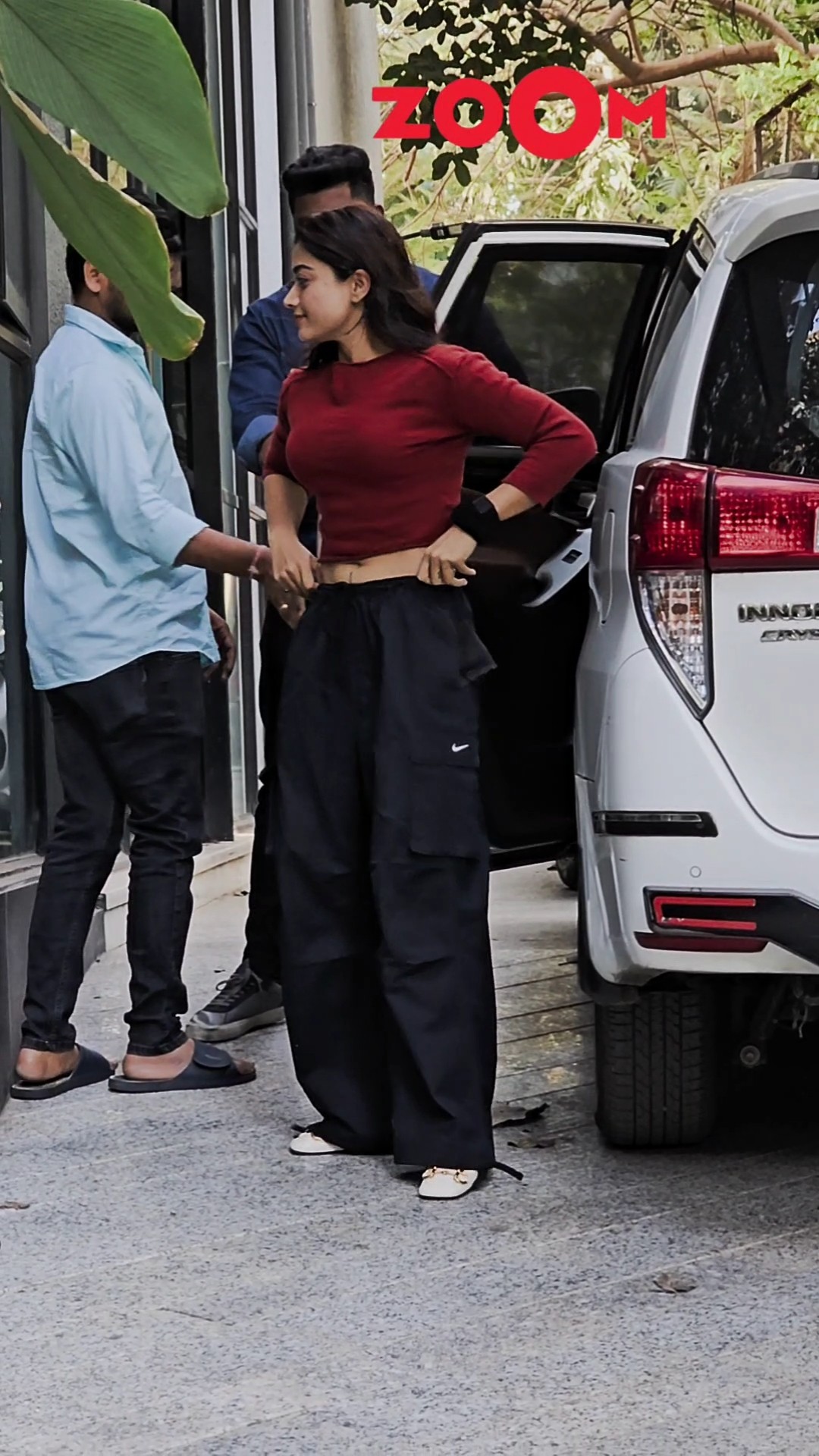 Rashmika Mandanna ADJUSTS her pants before POSING for the paps ? #rashmikamandanna #shorts