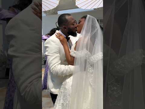 They Can T Stop Kissing Kissingmoment Wedding Love Marriage Kissing Couplegoals Bestkiss