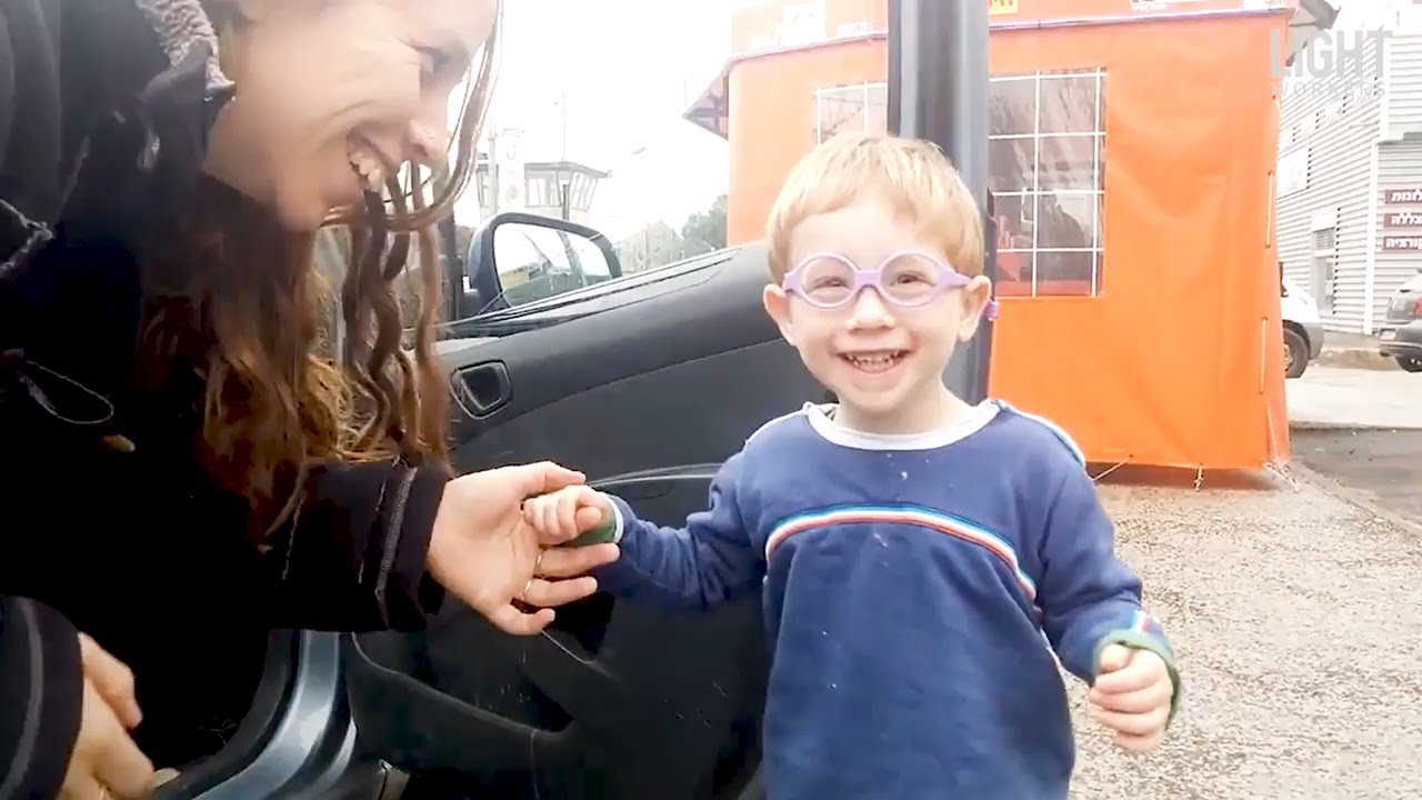 Наблюдая за тем, как эти малыши впервые ясно видят в очках, вы растопите свое сердце