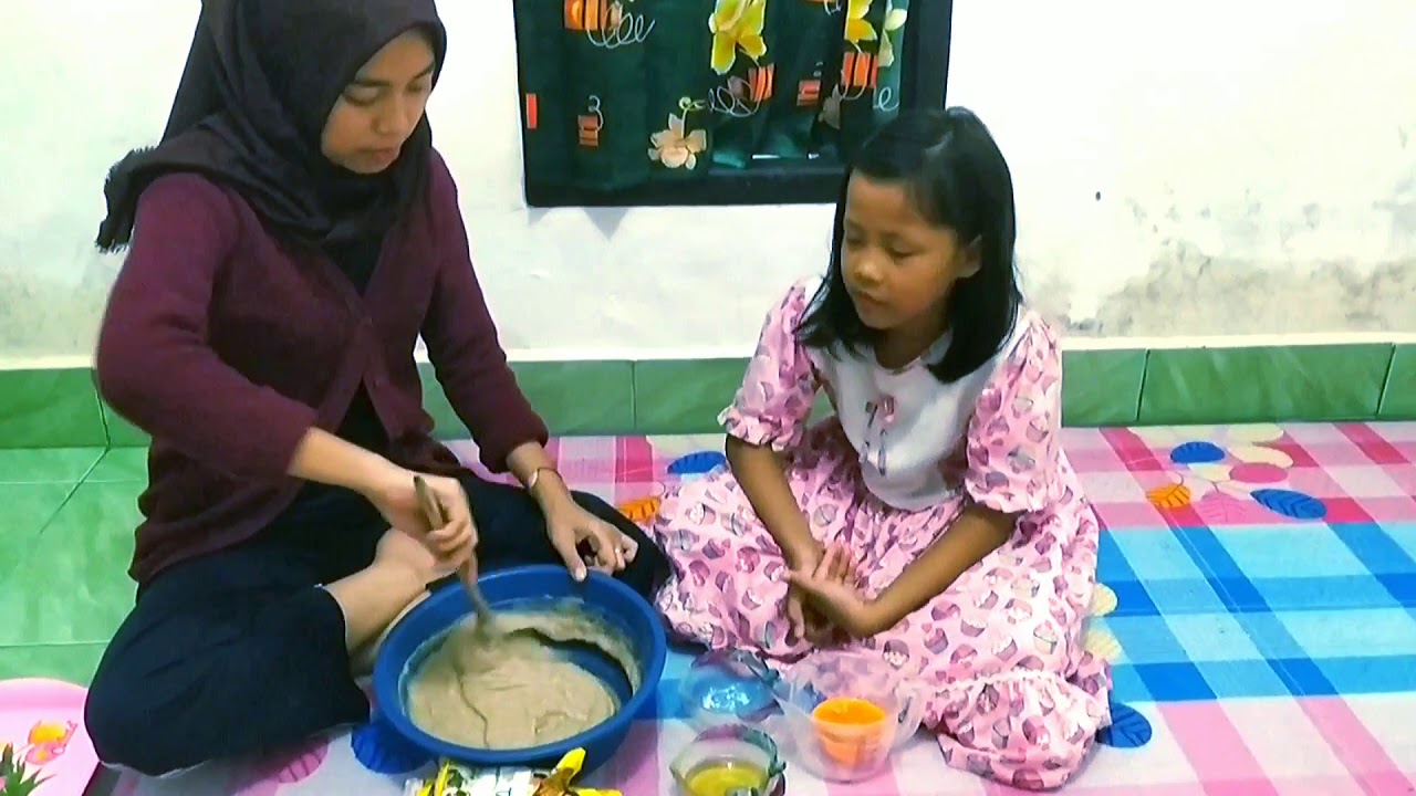 Proses pembuatan makanan khas Palembang (Pempek Lenjer) 