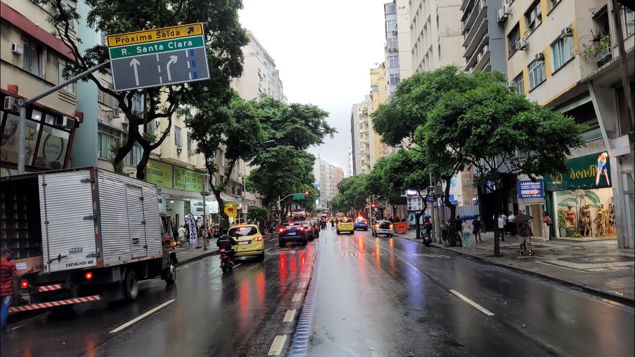 Caminhando por Copacabana, o bairro mais turístico do Rio. 📍