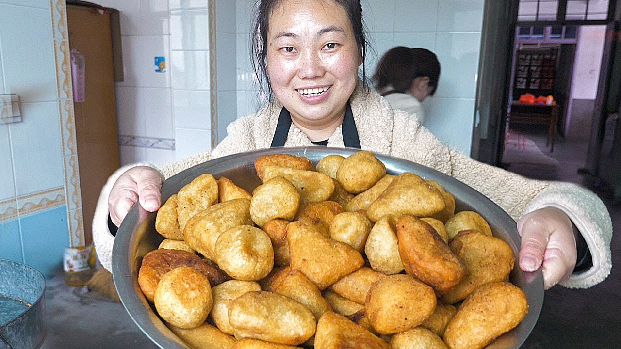 春節不走親戚，看看媳婦在家做啥好吃的，孩子們吃得津津有味 | Wife busy one afternoon, see to do what delicious, the family eat hi